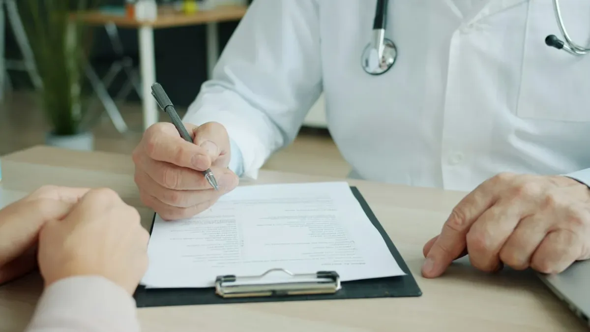 Médico anota no prontuário em prancheta durante a consulta