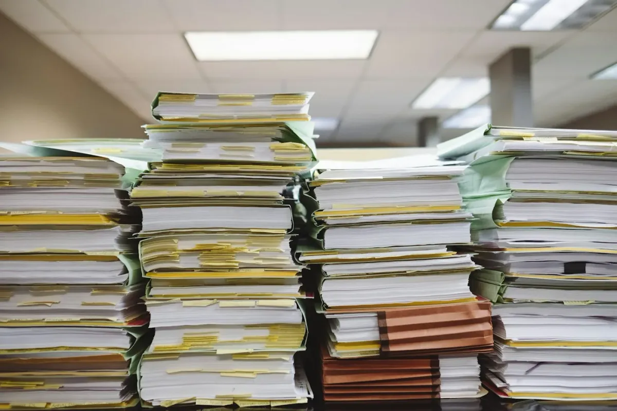 Pilhas de prontuários em papel arquivados
