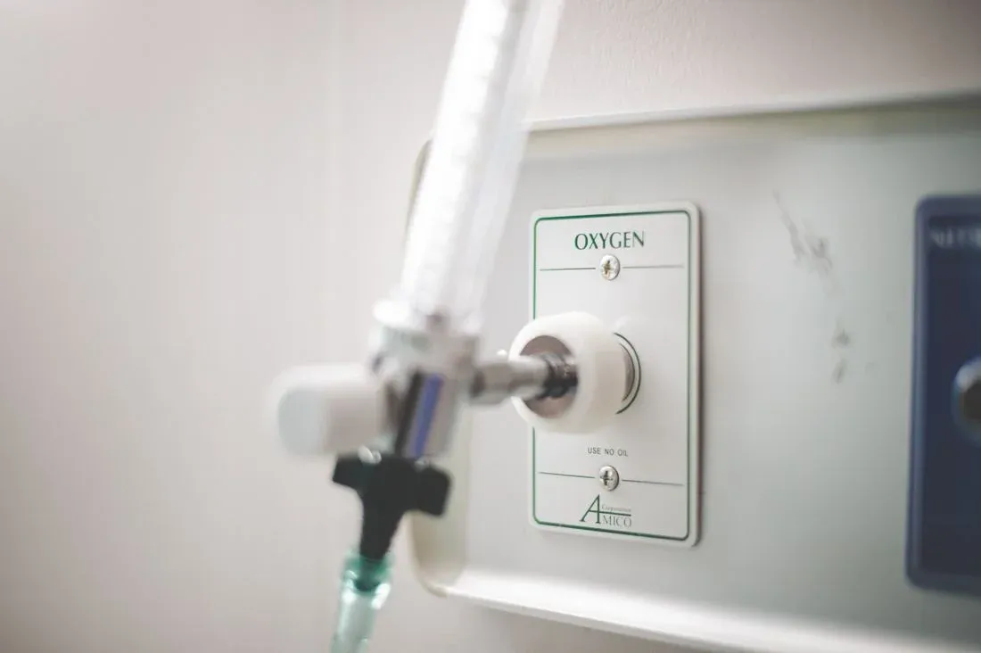 Saída de oxigênio em painel de parede hospitalar
