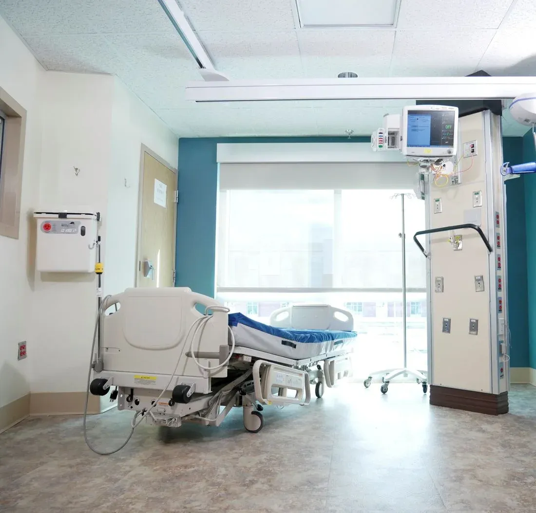 Leito hospitalar equipado junto à janela