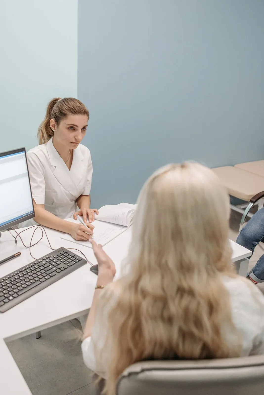 Médica conversa com uma paciente durante consulta no consultório