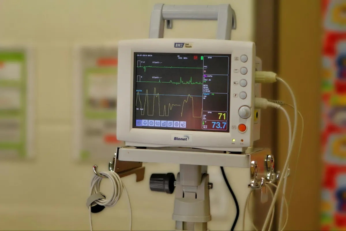 Monitor de sinais vitais em suporte móvel em quarto hospitalar