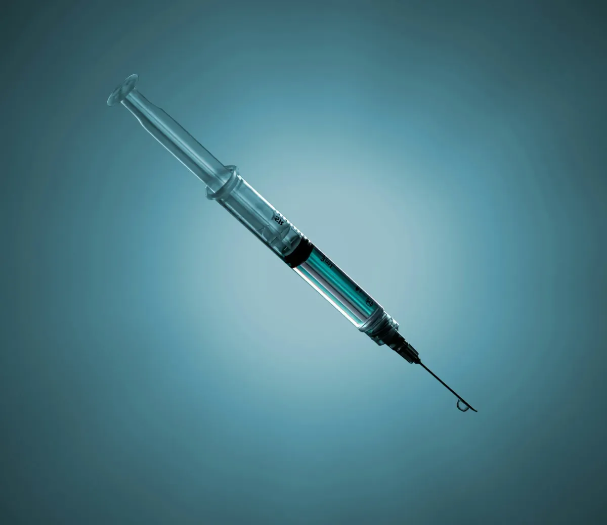 Seringa com medicamento sobre fundo azul