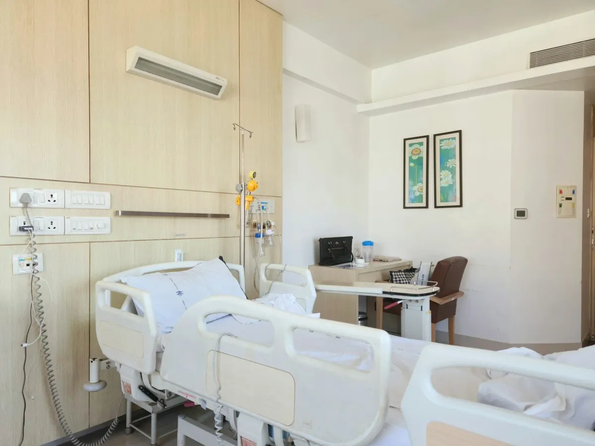 Quarto de hospital com cama e mesa de apoio
