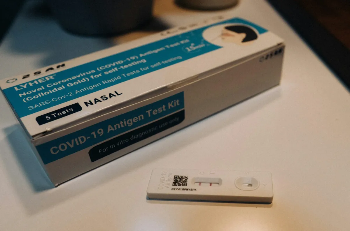 Caixa de teste rápido de antígeno para Covid-19 sobre uma mesa