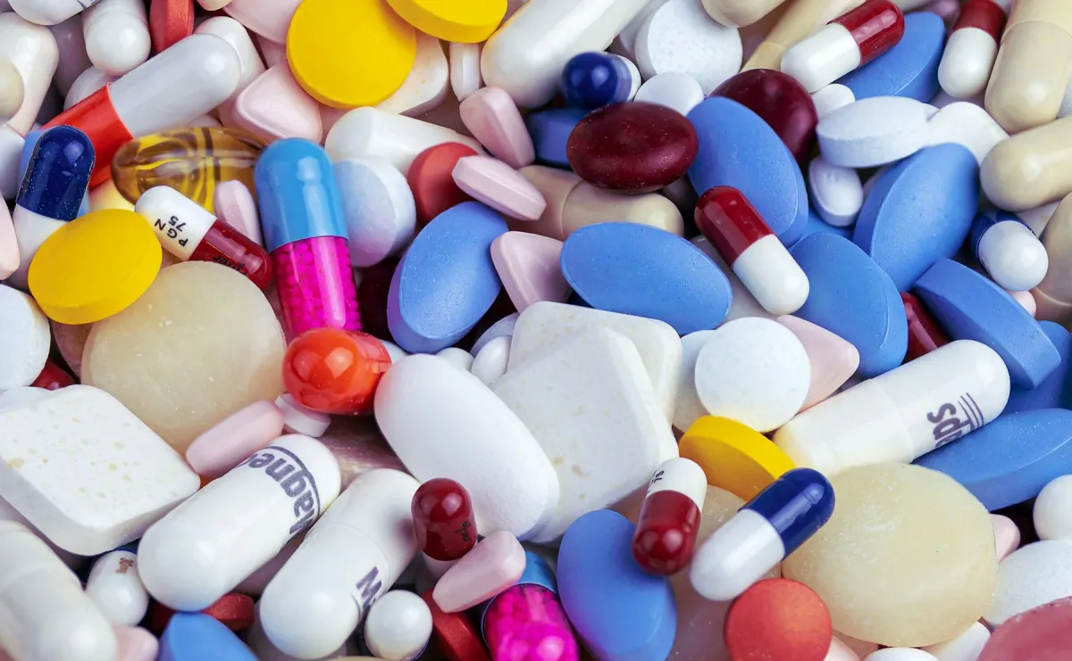 Comprimidos e cápsulas de diversas cores