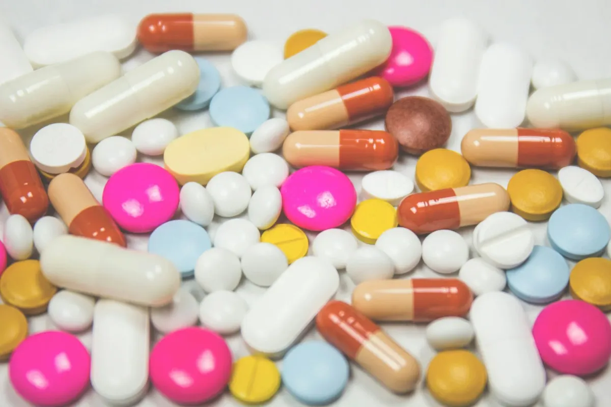 Comprimidos e cápsulas de medicamentos variados