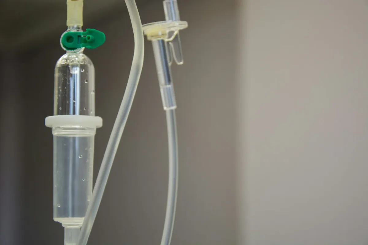 Câmara de gotejamento e equipo de soro endovenoso em close