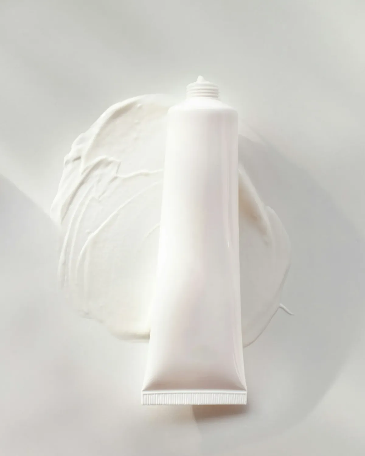 Tubo de creme sobre uma superfície branca