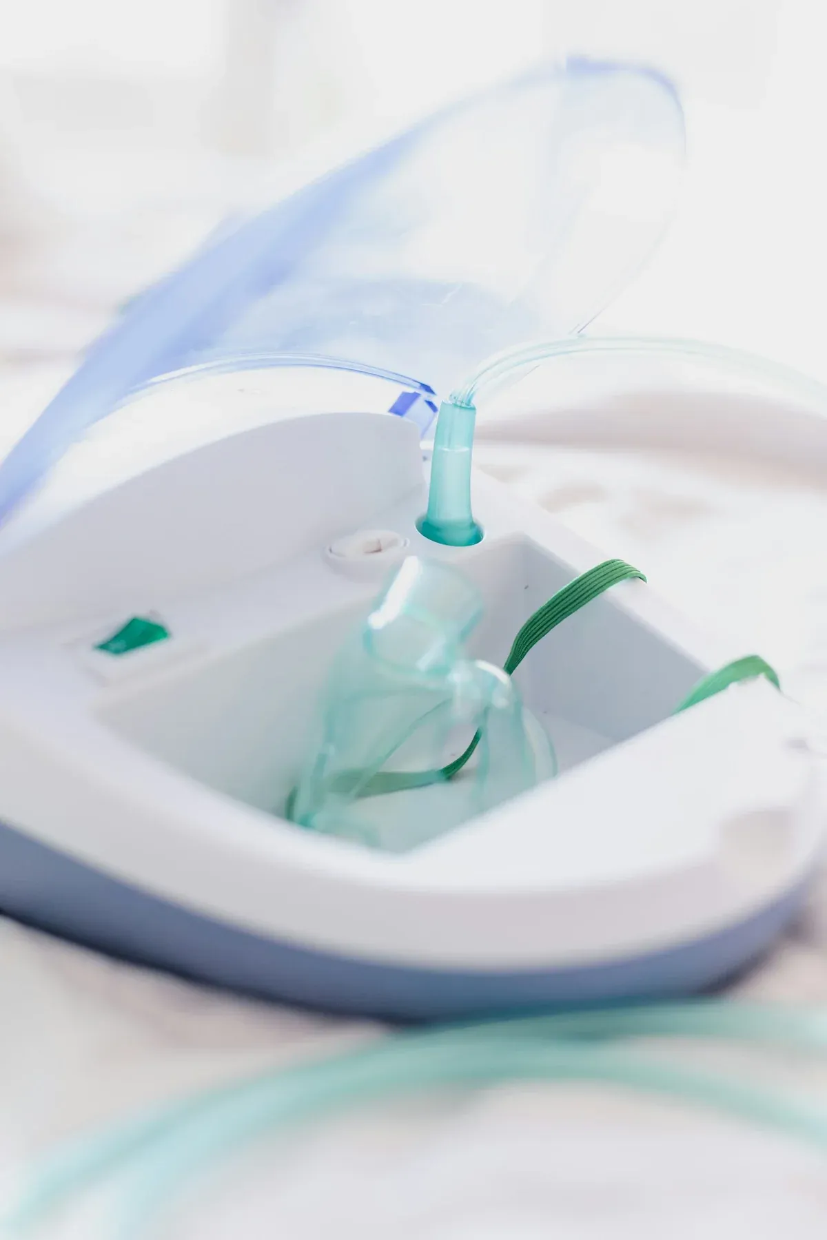 Aparelho de nebulização com máscara sobre uma cama