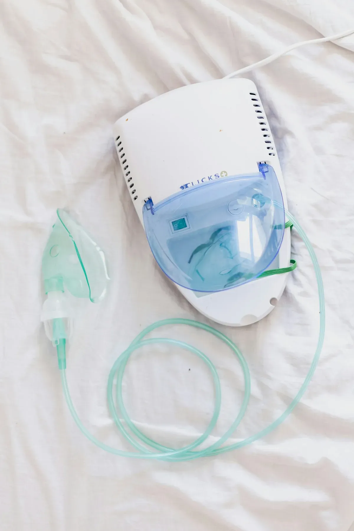 Aparelho de ventilação e oxigênio sobre uma cama