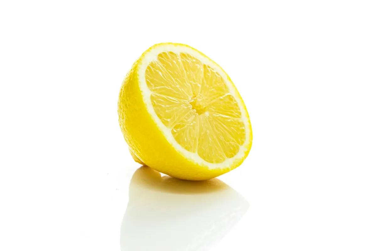 Metade de um limão siciliano sobre fundo branco