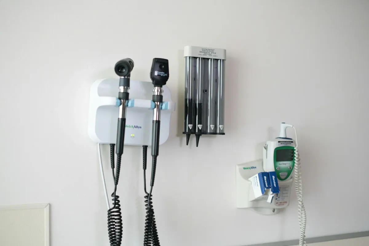 Otoscópio e oftalmoscópio fixados na parede de um consultório médico