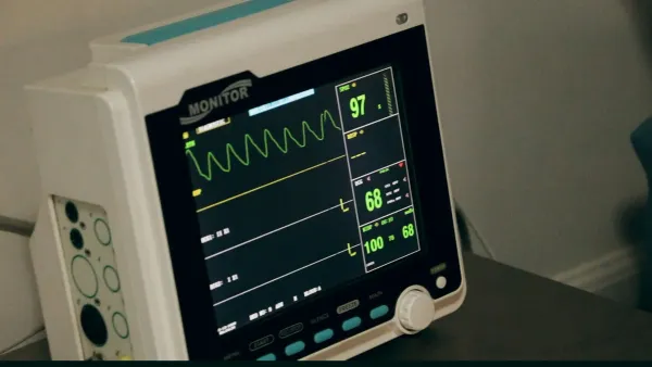 Monitor multiparamétrico exibindo sinais vitais em um leito de UTI