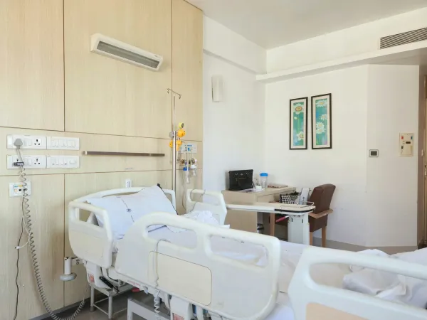 Quarto de hospital com cama e mesa de apoio