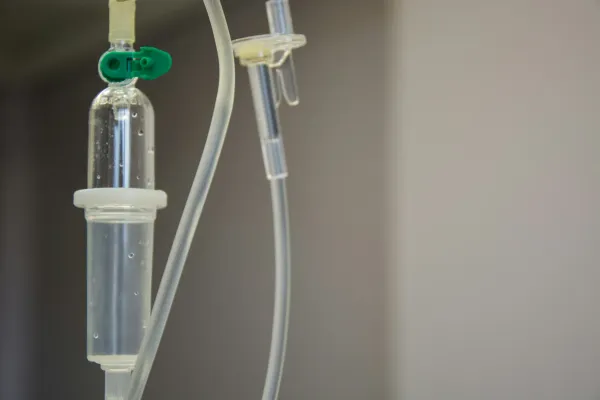 Câmara de gotejamento e equipo de soro endovenoso em close