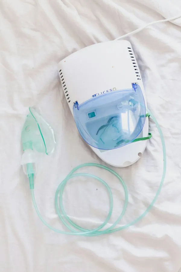 Aparelho de ventilação e oxigênio sobre uma cama