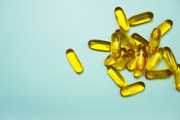 Cápsulas amarelas de medicamento sobre fundo claro