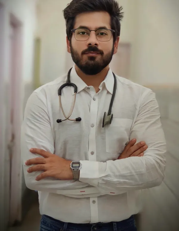 Médico de barba e óculos com estetoscópio no pescoço e braços cruzados
